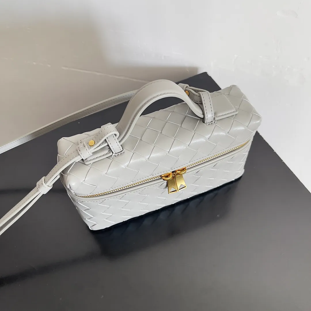 Batch 1360 Bottega Veneta 24 spring and summer woven zipper crossbody bag. A crossbody bag that can be used as a cosmetic bag. The exquisite weaving and compact body are an indispensable accessory for the upcoming summer. The double zipper also better protects the bag. It has a large capacity. If you like it, don’t miss it. Style number: 789109 Size: 22*12.5*5cm